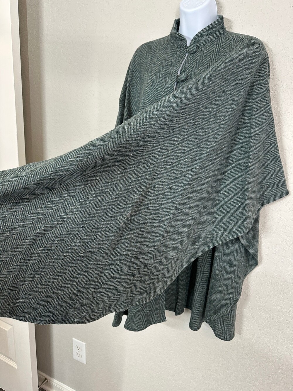Texas Body Hangings Wool Blend Cape Poncho Herringbone Green Frog Closure Womens - Picture 5 of 13
